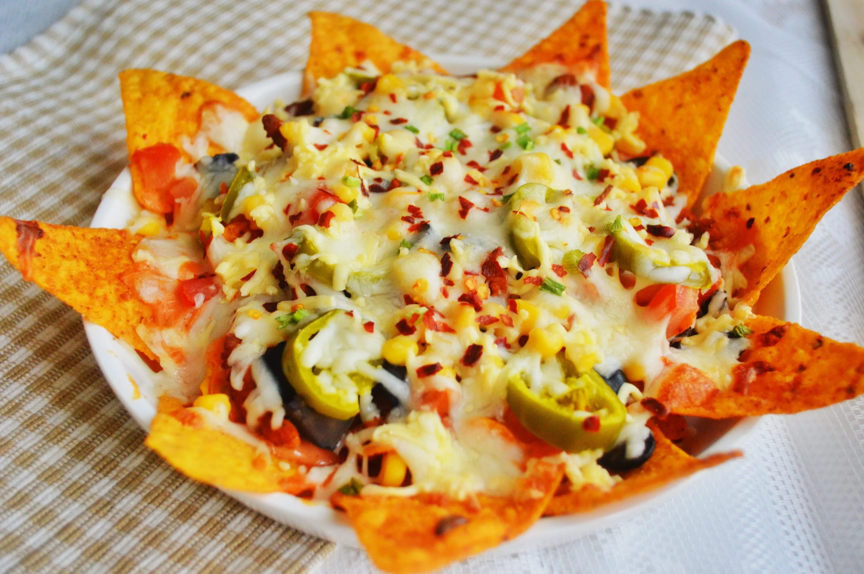 Начос в духовке. Начос. начос с курицей. начос классический. итальянские начос.