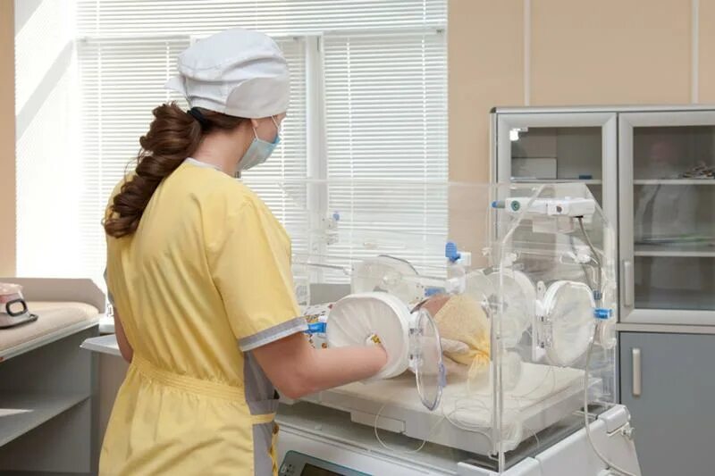 Кювез для новорожденных в роддоме. Недоношенный ребёнок в кувезе. Подгузники для новорожденных недоношенных детей. Ящичек для недоношенных 5. Кувез для недоношенных детей открытый.