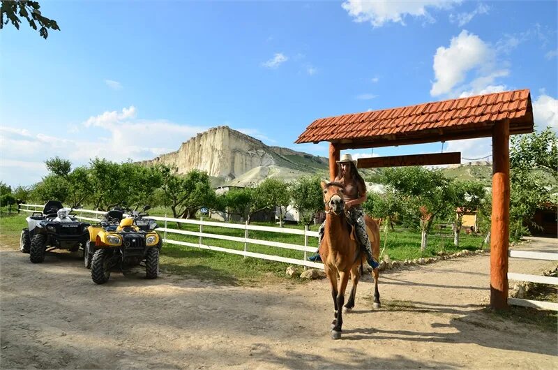 Клуб ковбоев. Белогорск конные прогулки белая скала. Ковбой белая скала Крым. Конный клуб ковбой белая скала. Белогорск Крым белая скала ковбой.