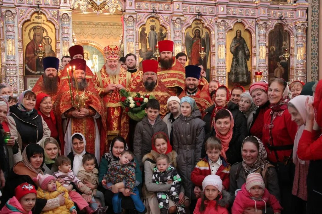 Храм саввино железнодорожный расписание. Храм преображения господня в саввино. Саввино г. Преображенский храм мкр. Храм преображения господня в саввино картина художника.