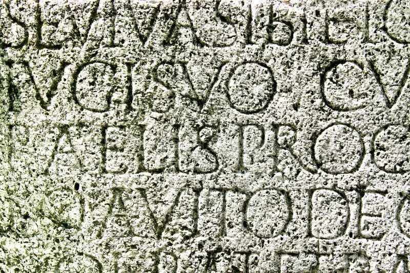 Высеченные в Камне изображения. Rage Carved in Stone. Рим буквы. Римские буквы вдавленные.