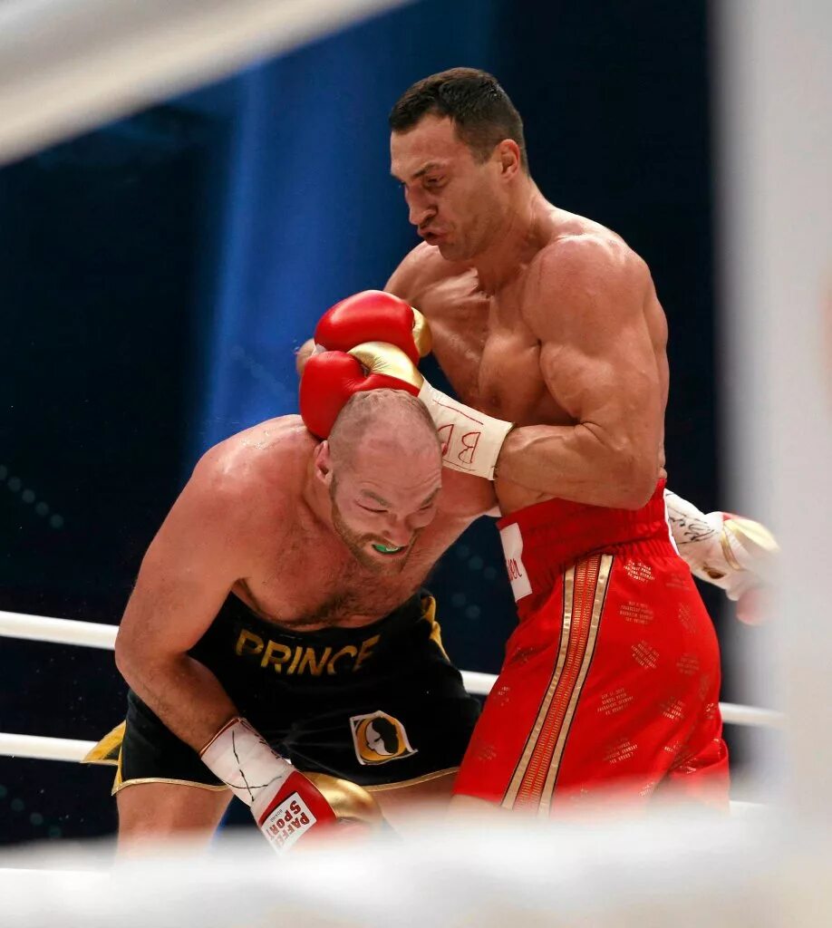 Бой против кличко. Тайсон фьюри владимир кличко бой. tyson fury кличко. тайсон фьюри бокс с кличко. виталий кличко тайсон фьюри.