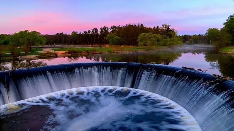 Водоворот на реке 8 букв. Водохранилище Ледибауэр Дербишир Англия. Воронка в озере. Воронка достопримечательность. Воронка в водохранилище Ледибауэр Великобритания.