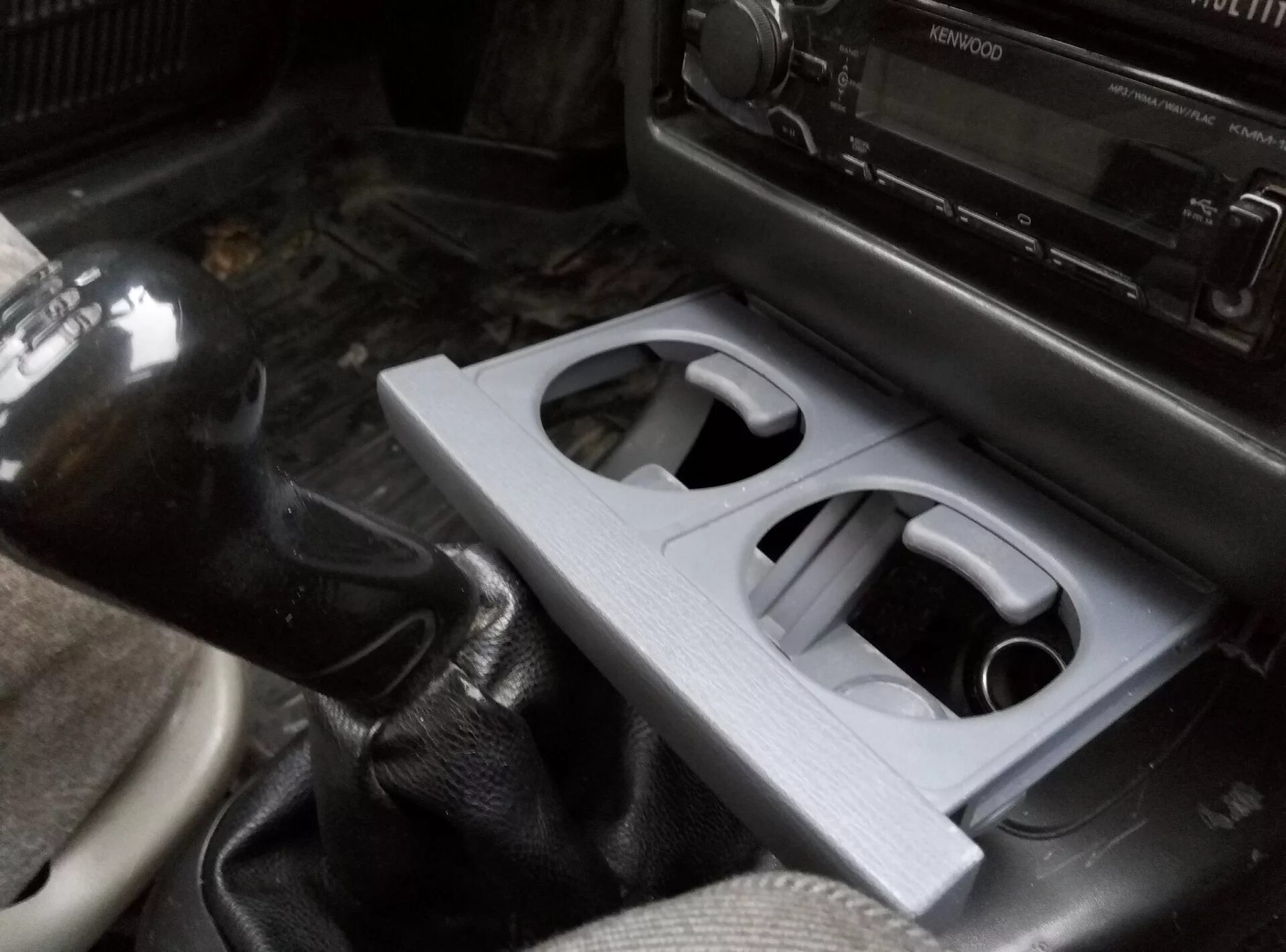 Подстаканники от гранты в ваз 2110. Подстаканник ваз 2110. Подстаканник ланос в ваз 2110. Ваз 2110 2112 подстаканник. Подстаканник ваз 2110.