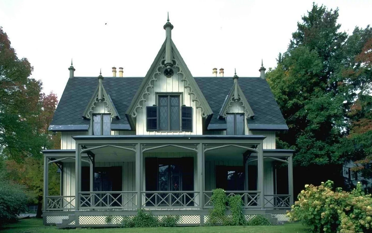 Дом гота. Особняк тюдор готика архитектура. Архитектура германии романский стиль особняки. Викторианская готика особняки. Особняк тюдор готика архитектура.