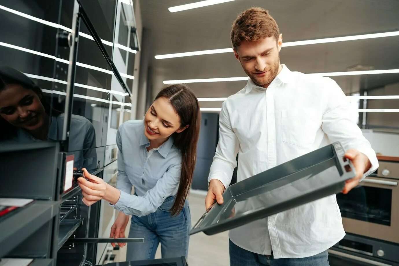 Параллельный импорт бытовой техники. Young-couple-choosing-New-Electric-Oven-in-Hypermarket. Бытовая техника новости-фото. Illustrated-people-choosing-a-New-worker_52683-44248.