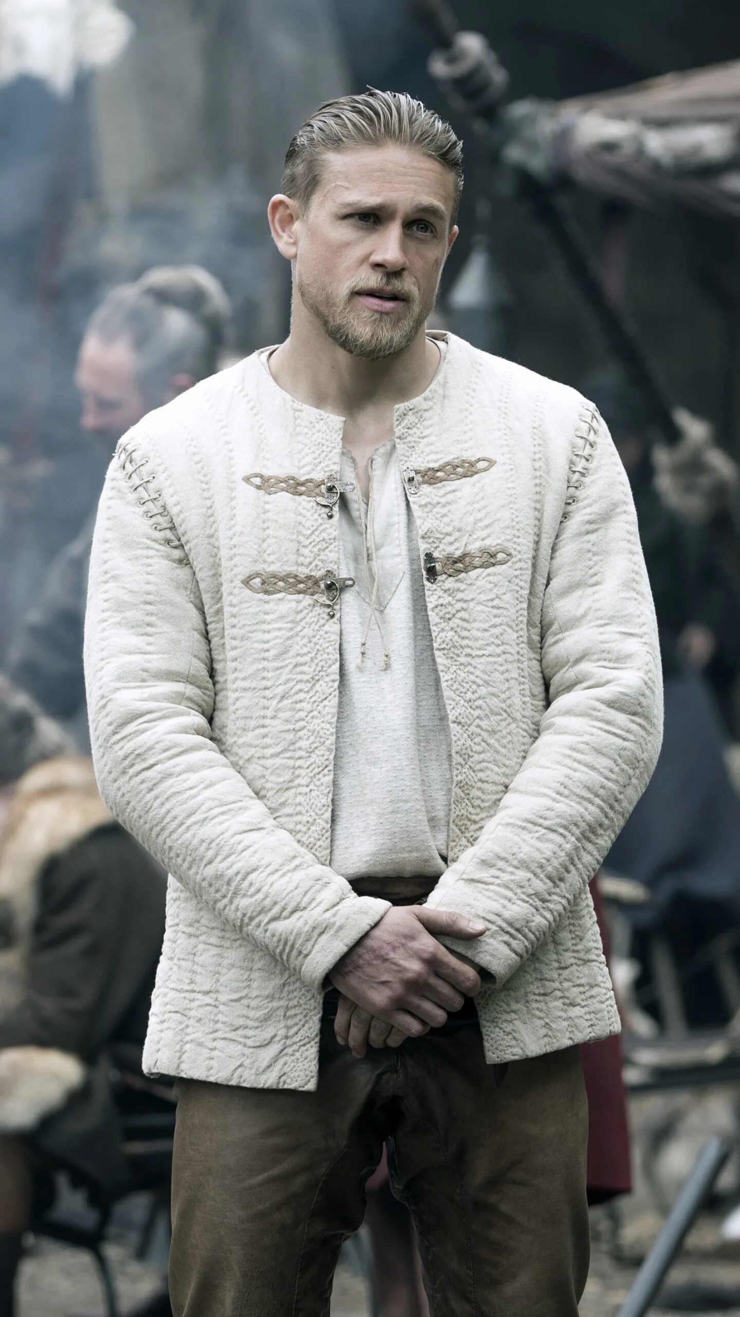 Меч короля артура фильм 2017 экскалибур. Чарли хан меч короля артура. Меч короля артура фильм 2017 чарли ханнэм. Король артур гай ричи. Чарли ханнэм меч короля артура.