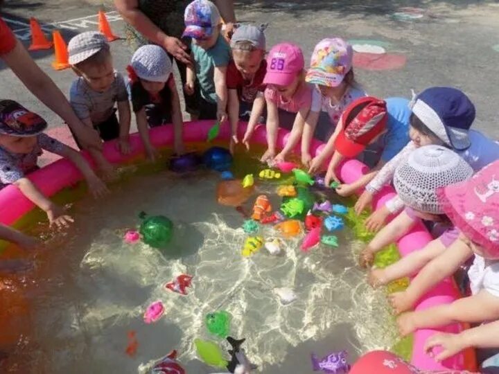 Водные аттракционы. День водных забав в детском саду. Вейкборд на истринском водохранилище. Дети брызгаются. Развлечения на море.