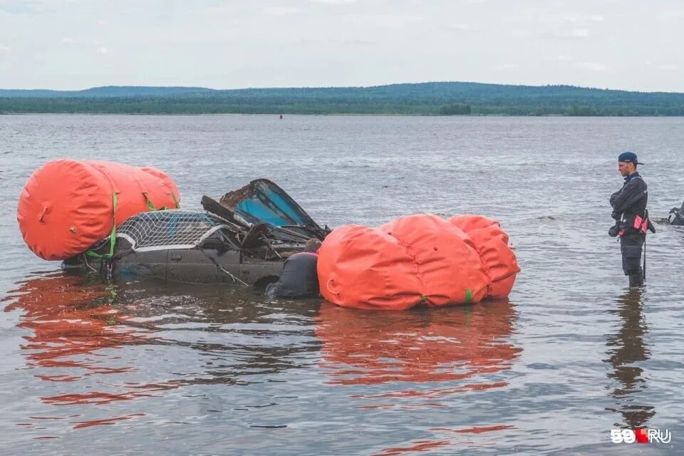 Пароход на реке. Лодка с водолазами. Река кама затонувшие судна. На дне камы. Затонувшие машины с телами.