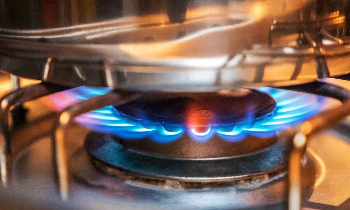 Плохо горит конфорка. Газовая конфорка. неисправная газовая плита. горящая газовая конфорка. горячая конфорка плиты.