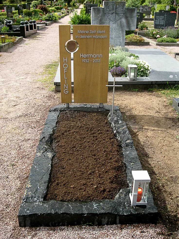 Памятник гранит на кладбище с тюльпанами прямой. Могильные сады