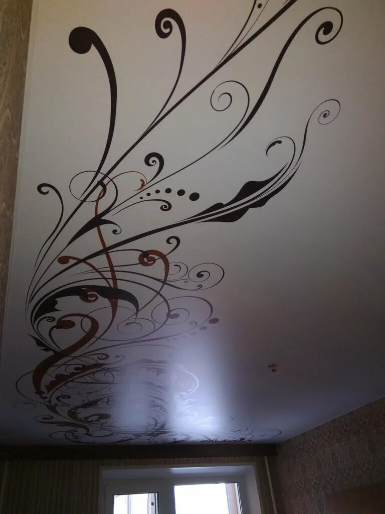 потолки с фотопечатью в зал. потолки вольск. фотопечать на потолке узоры окно. фото потолка томск. потолки вольск.