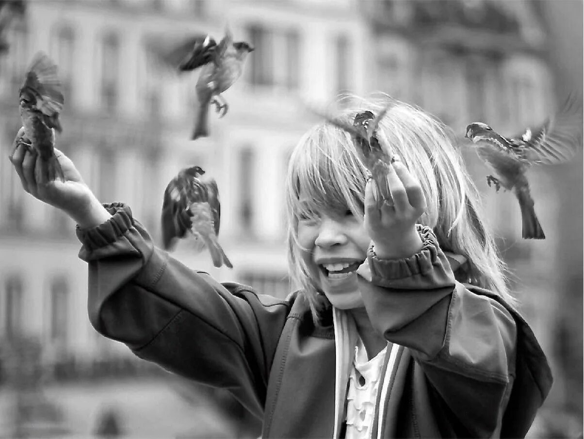 Счастливая девушка. Надписи белым по черному. Качели для детей. Дикое детство ники бун. Счастливая надпись на черном фоне.