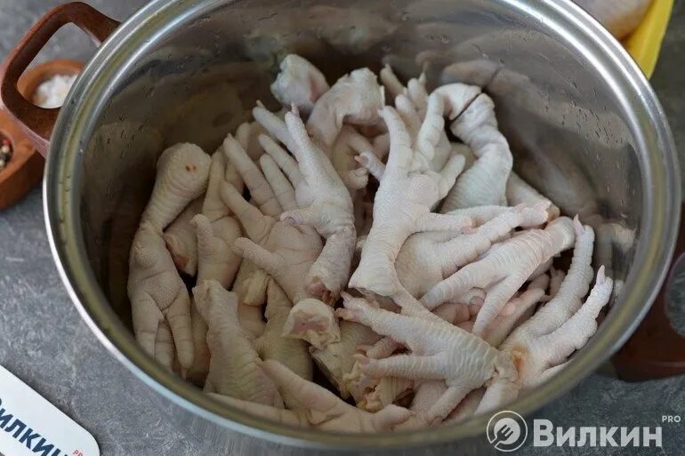 Холодец с куриными лапками. Куриные ножки суп. Холодец из куриных лапок. Сколько нужно варить куриные лапки. Сколько нужно варить куриные лапки.