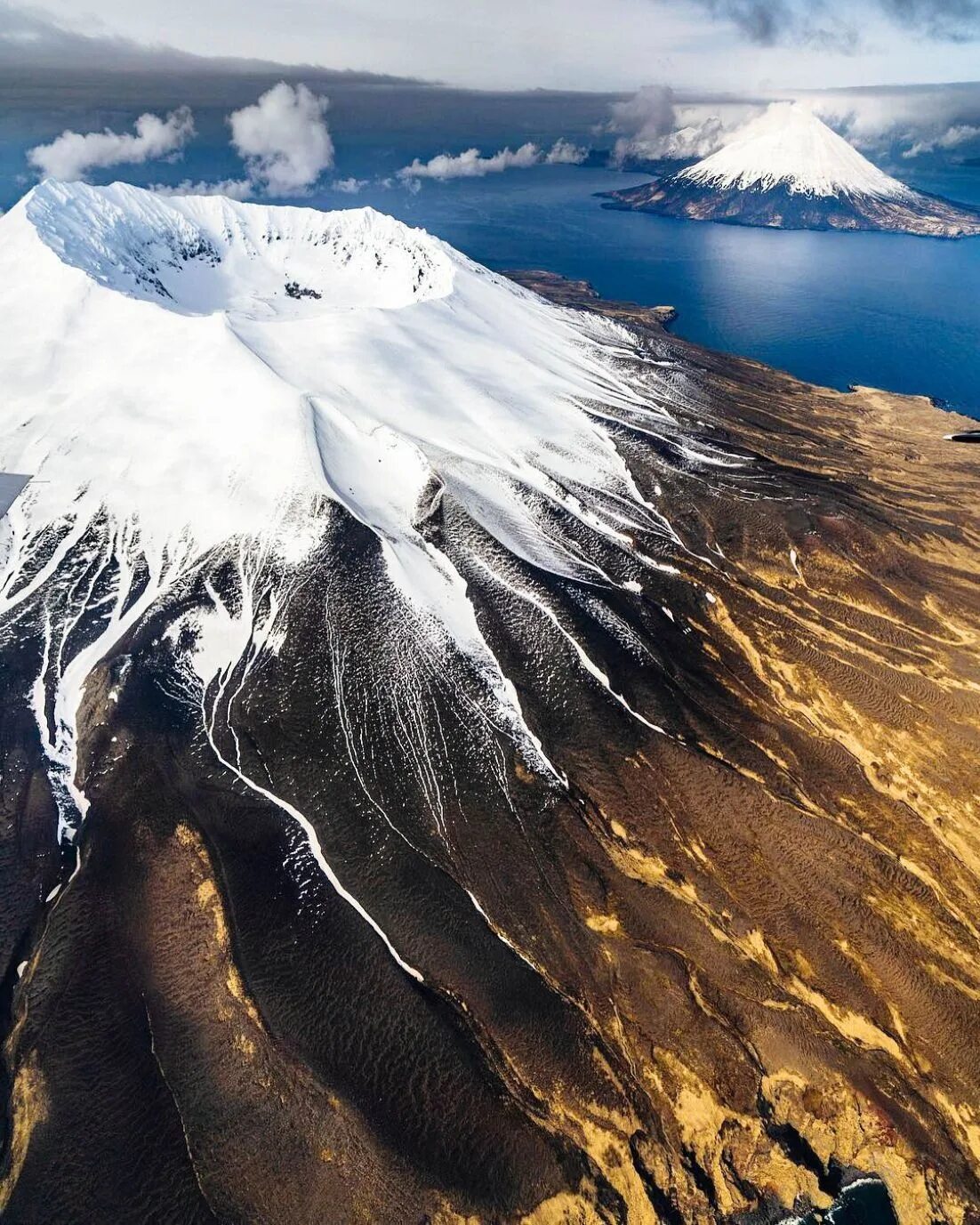Алеутские острова острова аляски. Аляска и Алеутские острова. Вулканы Алеутских островов. Вулканический остров Алеутские. Вулкан Алеутского Аляска.