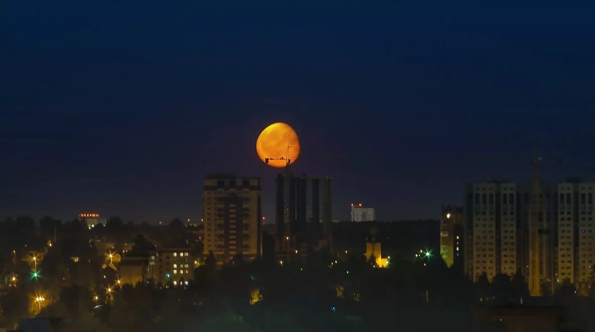 луна над москвой. гиперлуние 2022. луна над екатеринбургом. красная луна спб. красная луна.
