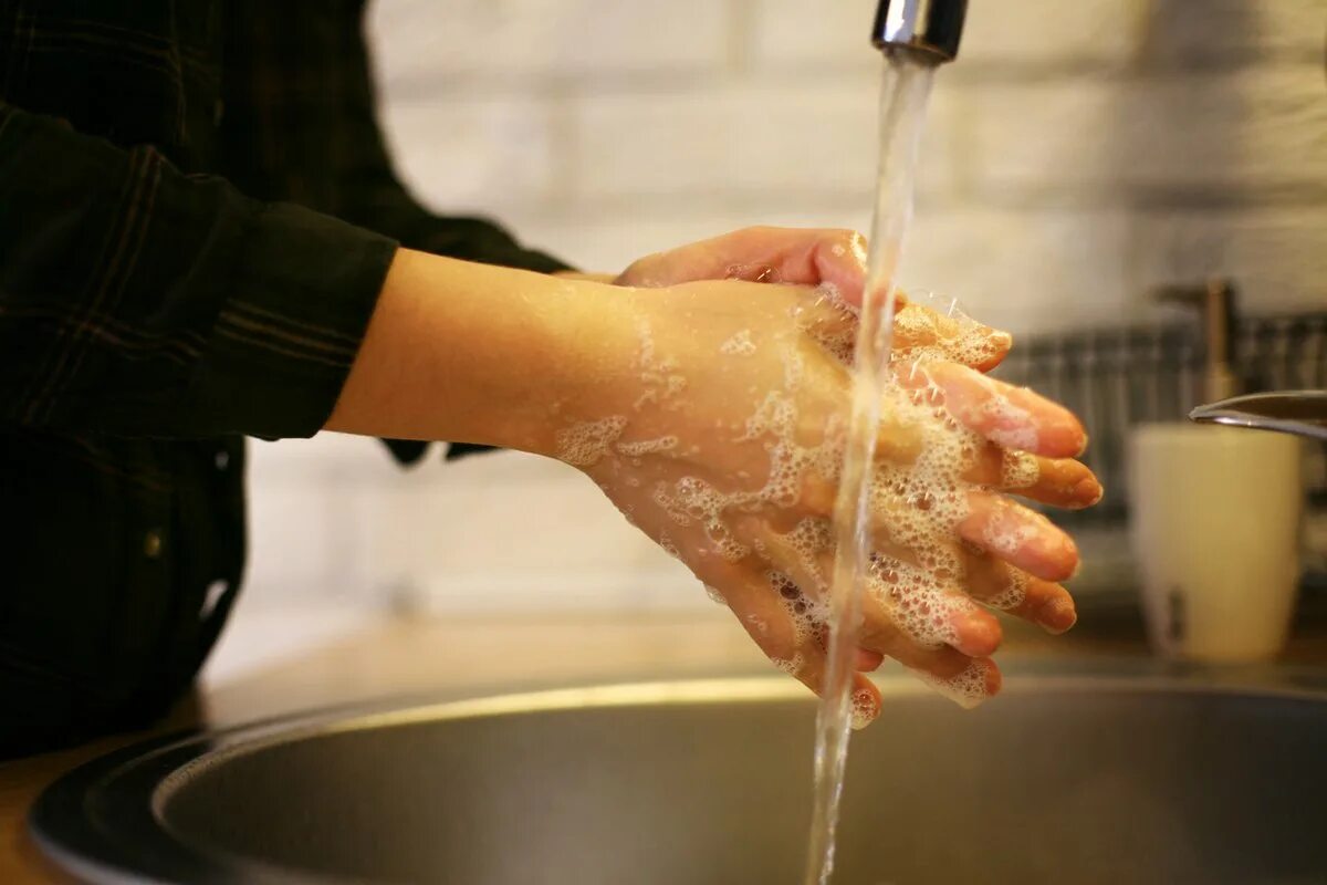 We wash hands. Гигиена мытья рук. Мытье рук повара. Мытье человека. Мытье рук для поваров.