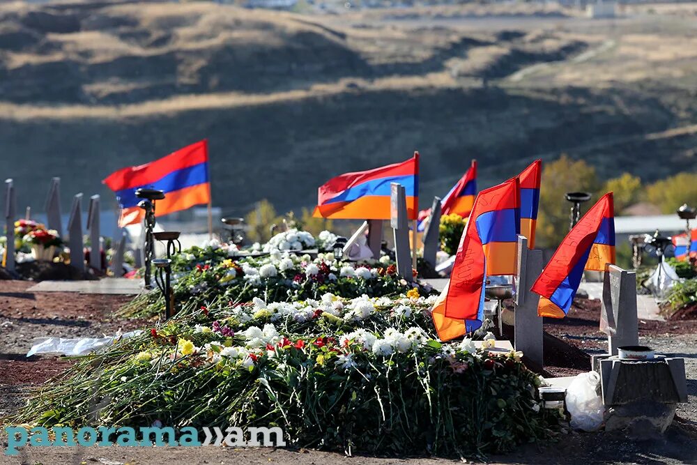 Какой сегодня армения. Ераблур Армения кладбище. Ераблур Ереван 2020. Пантеон Ераблур. Кладбище в Ереване Ераблур.