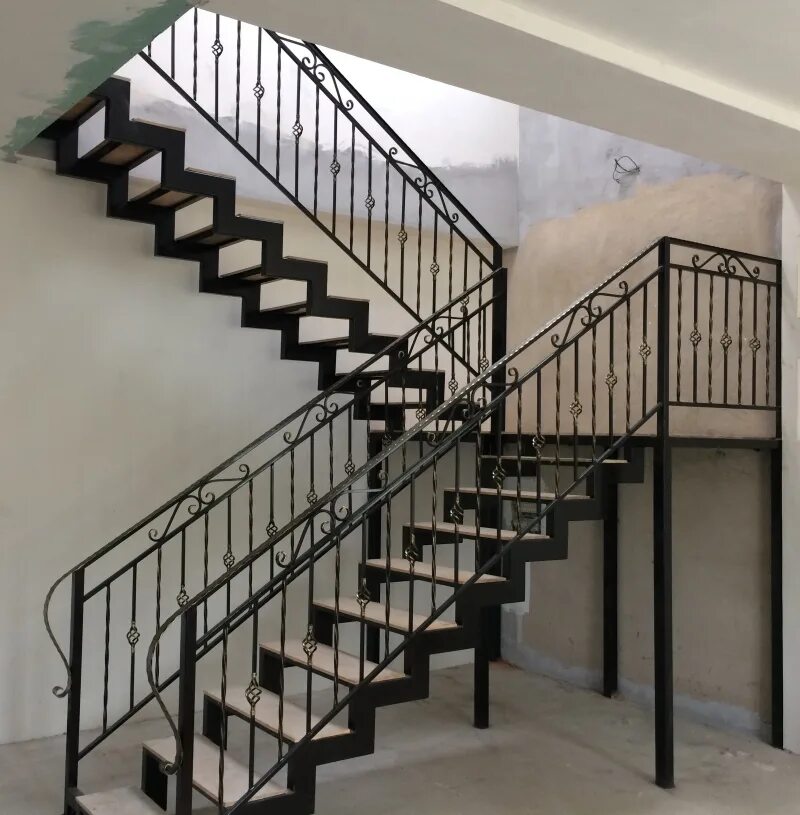 Металлическая лестница СГВ. Лестница 2 косоура металл с ковкой. Металлическая лестница в доме. Перила металлические для лестниц.