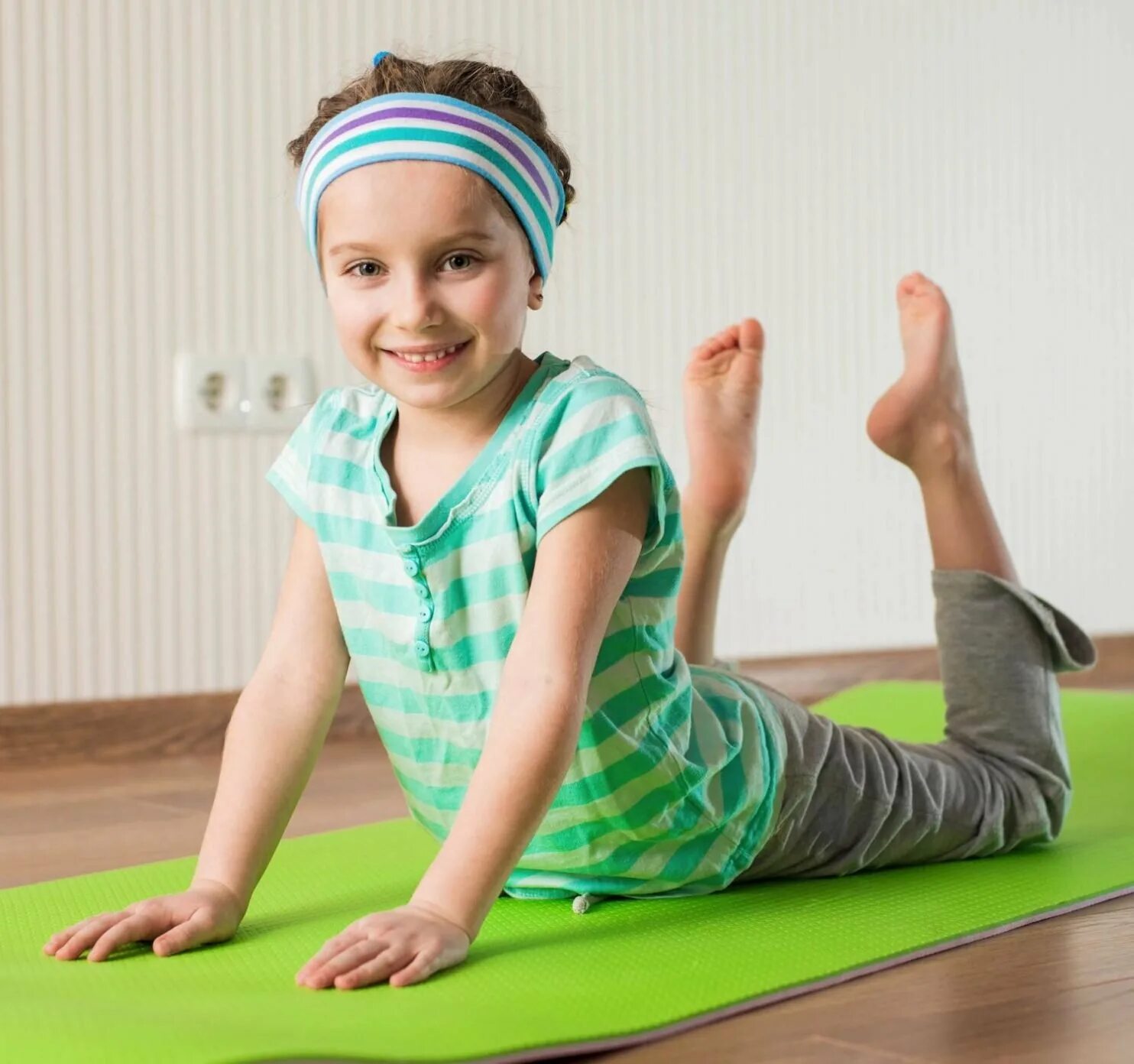 Делаем гимнастику дома. Детская йога. Маленькая девочка на йоге. Дети йоги. Занятия йогой для детей.