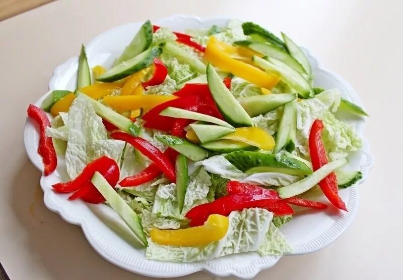 Салат овощной с капустой и огурцом. Салат с курицей и овощами. овощной салат с йогуртом. овощной салат с пекинской капустой. салат пекинка огурец помидор.