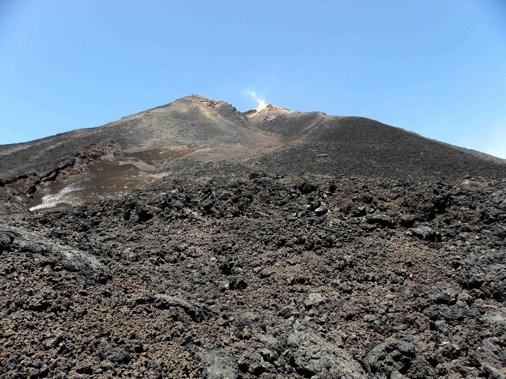 Фрагмент пемзы вулкана Этна. Полезные ископаемые вулкана Этна. Пемза вулкана Этна. Вулкан Этна фото.
