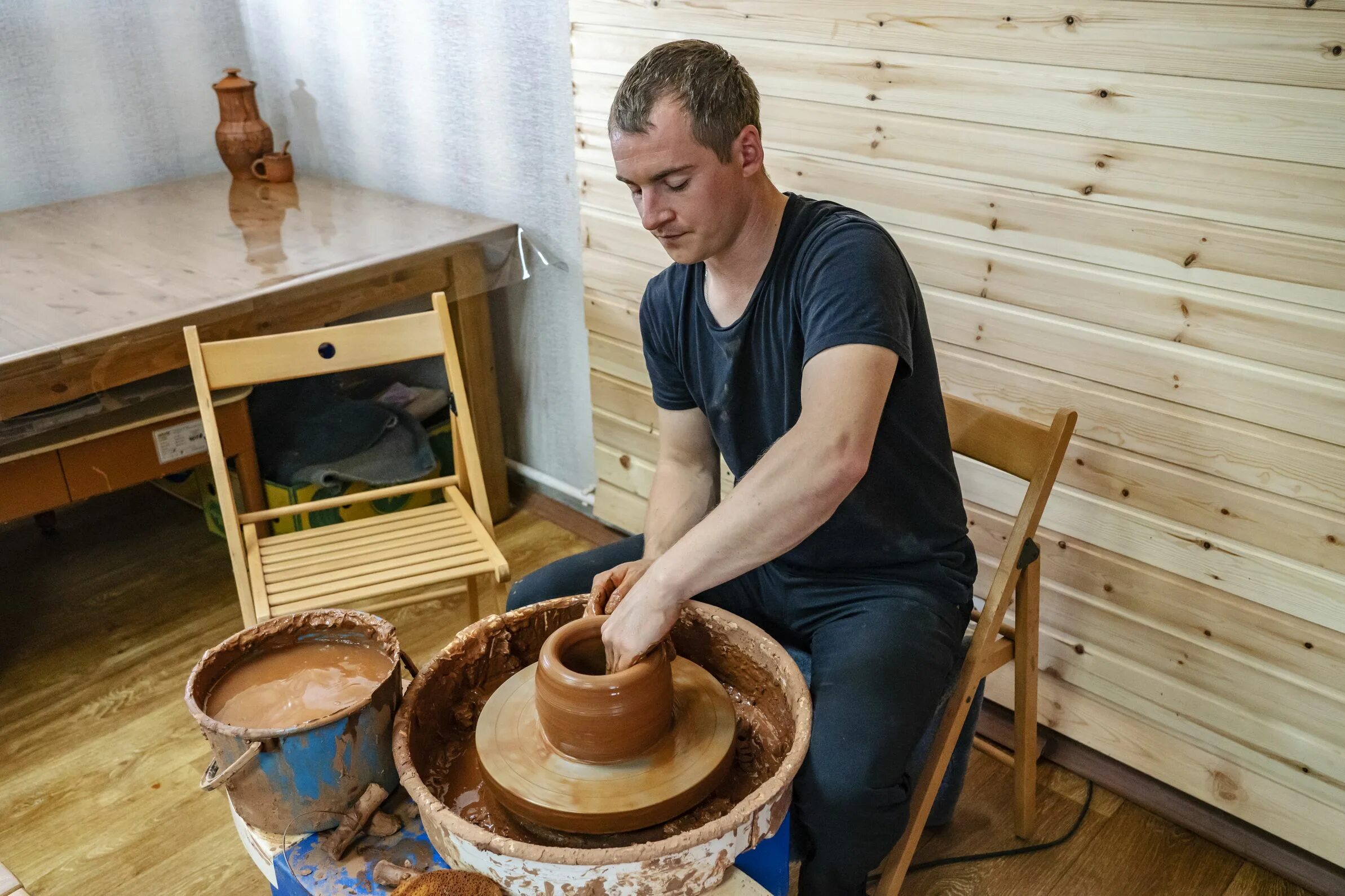 Гончар 2. Учаев гончар сызрань. гончарный круг искона.