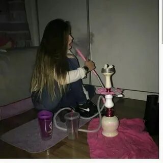 Девушки курят дома
