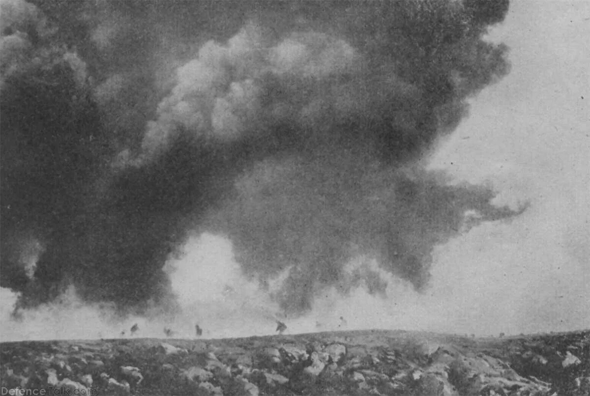 Первое использование газов. Первая газовая атака 1915. Хлор ГАЗ первая мировая.