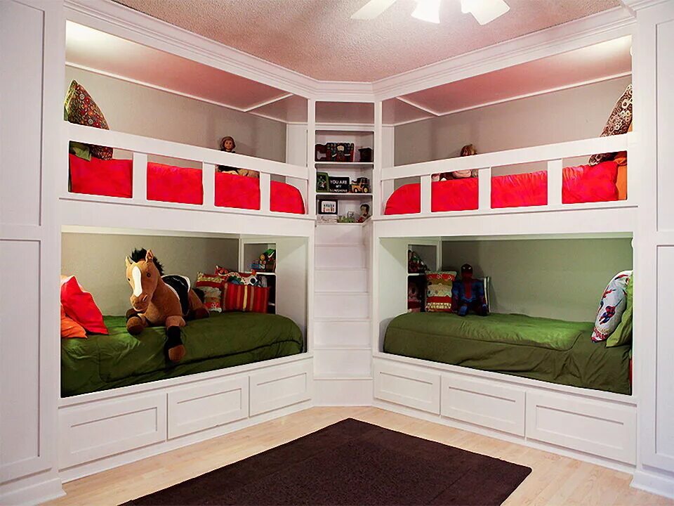 Мебель в комнату 3 на 4. Кровать для четверых детей. Двухъярусная кровать для четверых детей. Детские комнаты для четверых. Детская с тремя кроватями.