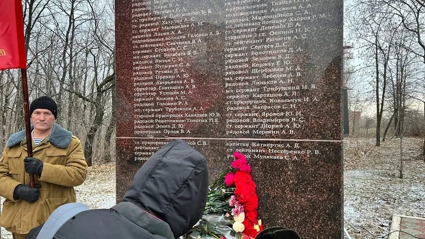 Сколько погибло в саратовской области. Памятник погибшим в сво. Мемориал в Саратове погибшим на Украине. Мемориал погибшим в сво в Саратове.