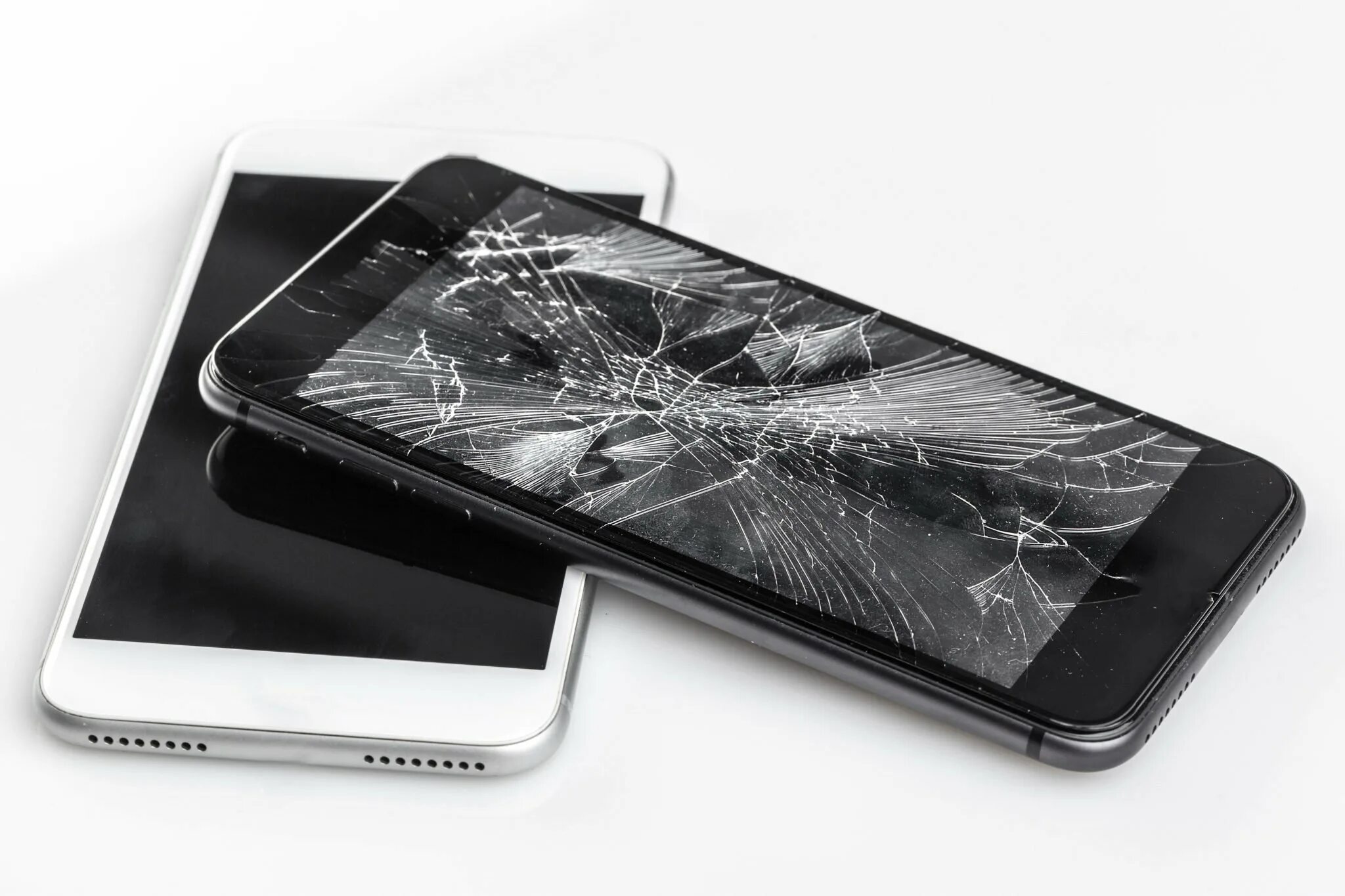 Разбитый мобильный телефон. Разбитый смартфон. Сломанный смартфон. Разбитые смартфоны.