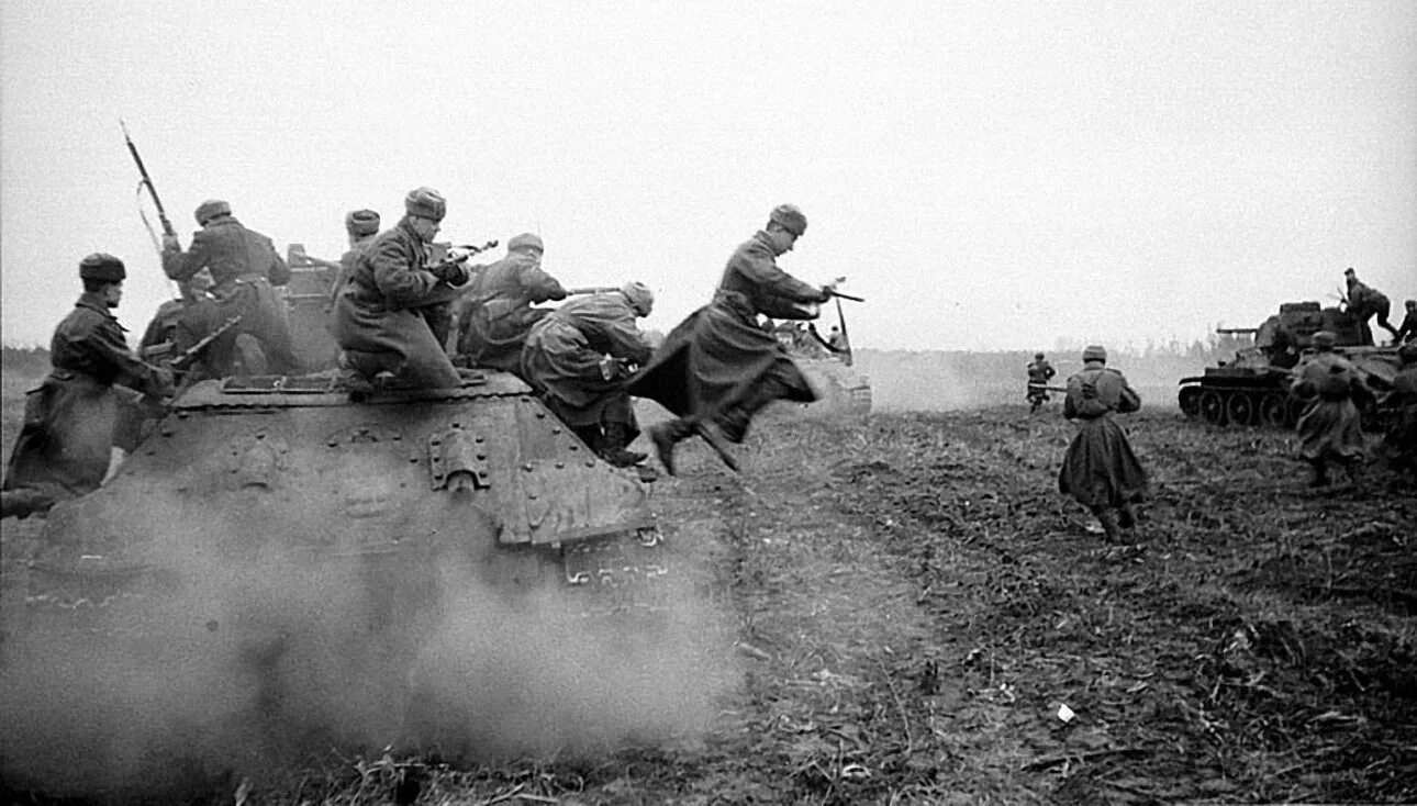 Красная армия взяла город за два дня. Солдаты РККА 1941 В атаке. Танковая атака 1941-1945.