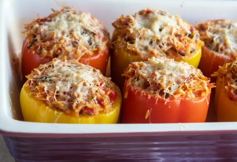 Фаршированный перец с сырым рисом и фаршем. Перец фаршированный. фаршированные перцы вегетарианские. греческие фаршированные перцы. перец фаршированный мясом и рисом.