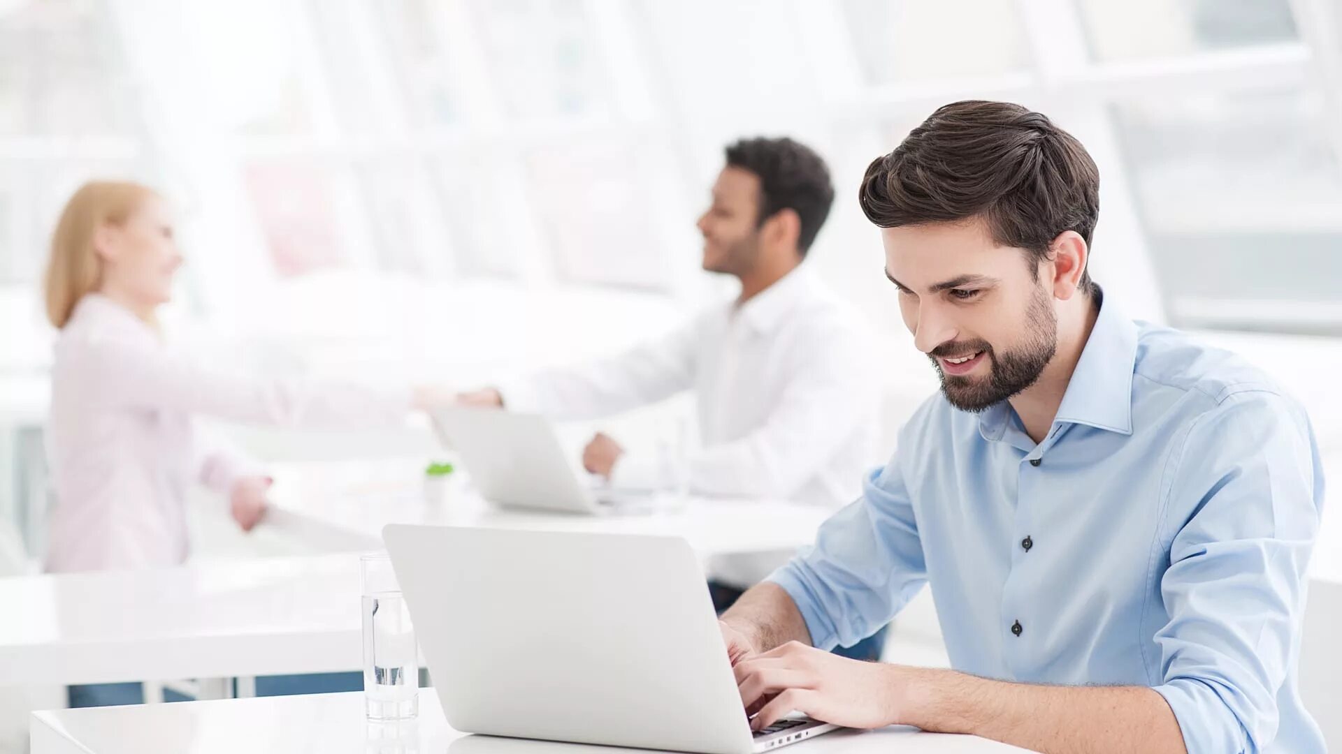 Team expert. Бизнесмен. бизнесмен за компьютером. обучение бизнесменов. expert team.