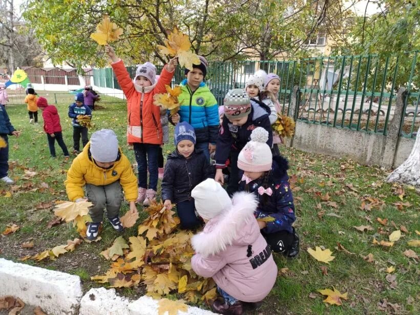 Субботник в доу. Субботник в детском саду. Осенний субботник в детском саду. Субботник осенью в детском саду. На субботник детский сад осень.