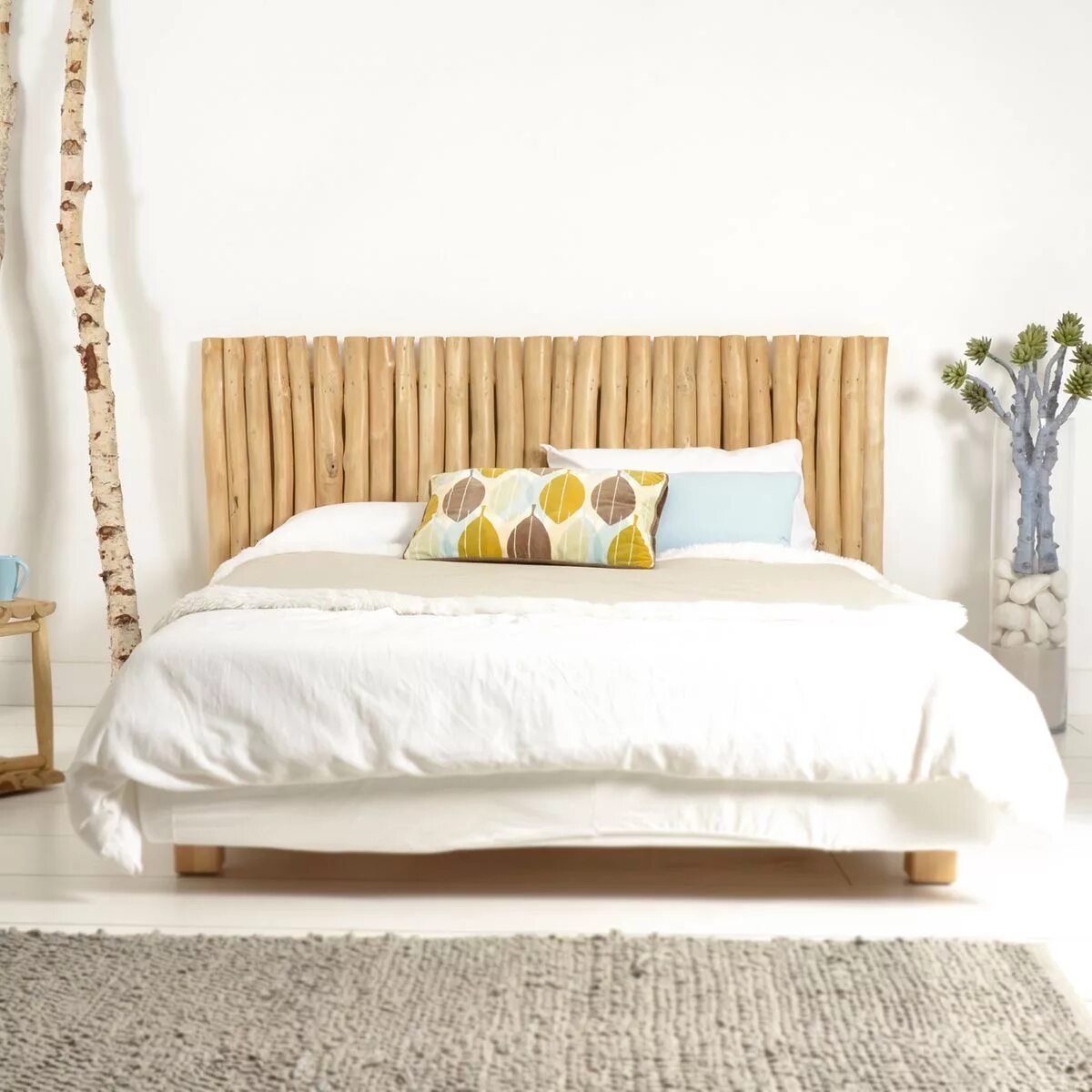 Изголовье кровати из дерева. Необычное изголовье кровати. Кровать в эко стиле. Спинка кровати дерево.