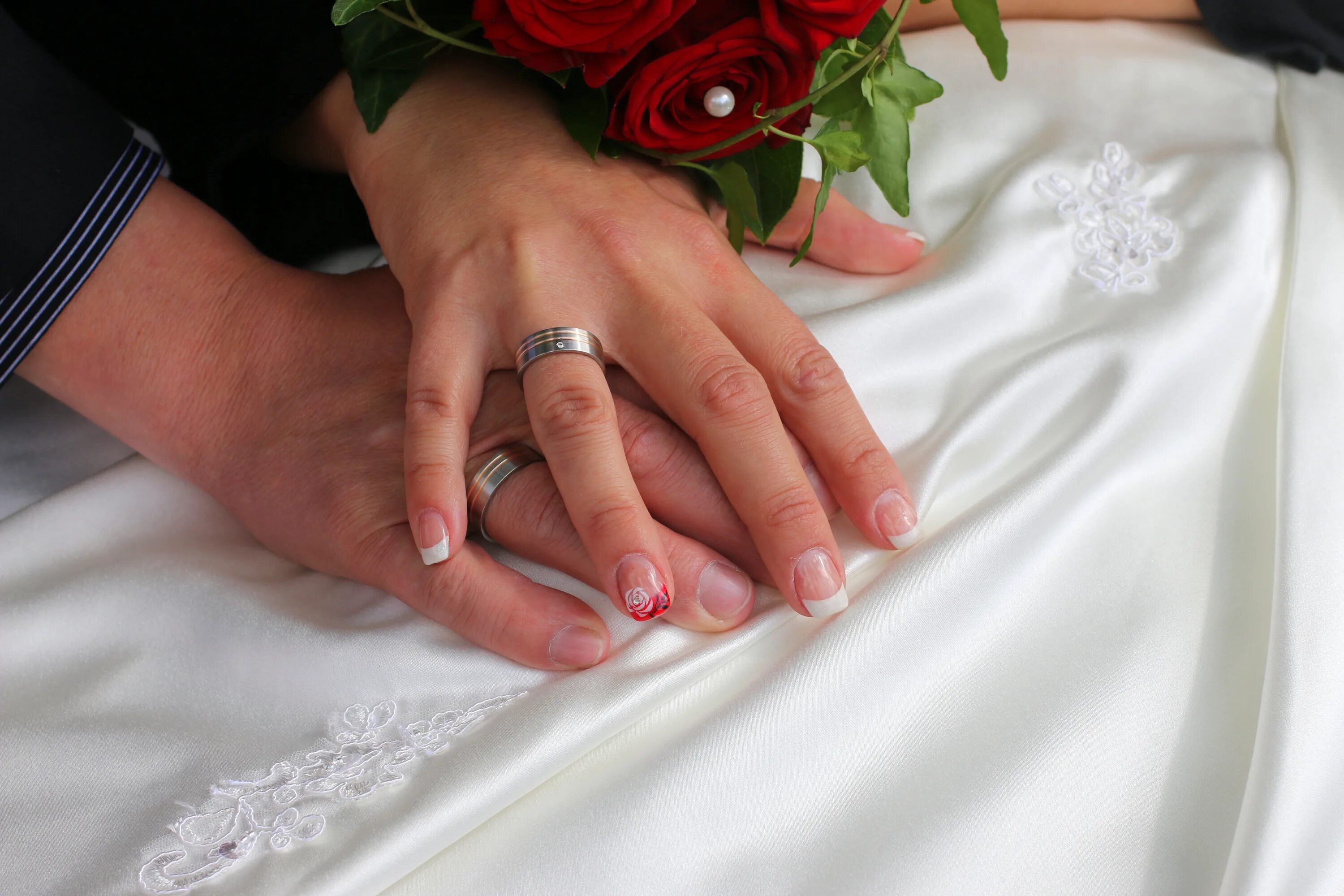 Poor girl ate wedding ring на русском. Свадебные кольца. Кольца молодоженов. Обручальные кольца на руках. Обручальные кольца жених и невеста.