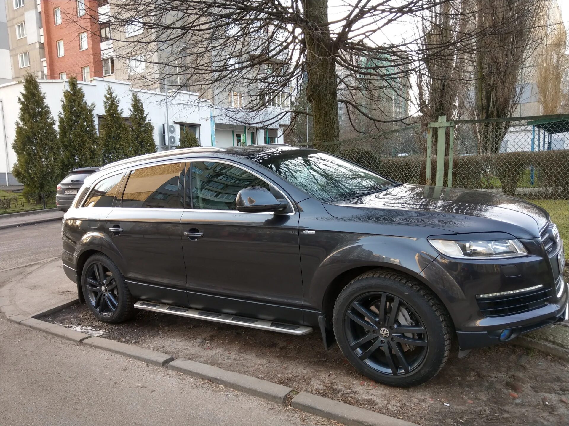 Диски q7 4m. Audi q7 r20. Audi q7 275 45 r20. Audi q7 r21 Black. Диски Ауди q7 r20.