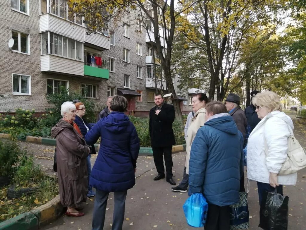 Завтра тучково. Русаков Виктор Тучково. Виктор Русаков администрация Тучково. Русаков Виктор Кузьмич Тучково. Встреча с жителями многоквартирного дома.