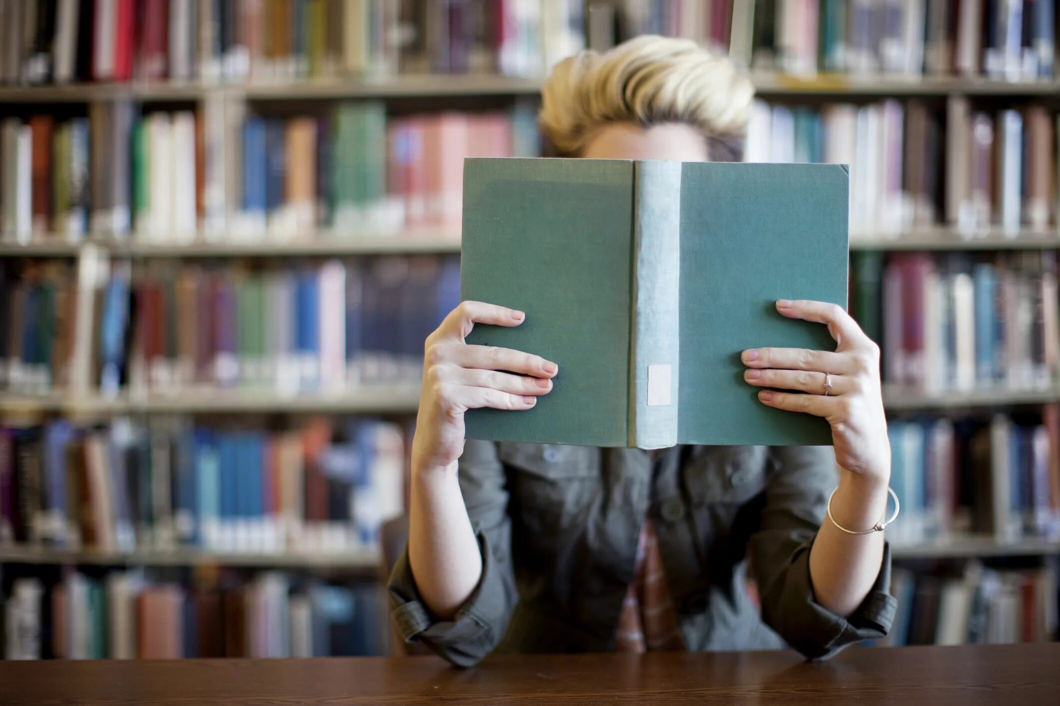 Несколько книг одновременно. Книга человек. чтение книг. человек читает. человек с книгой в руках.