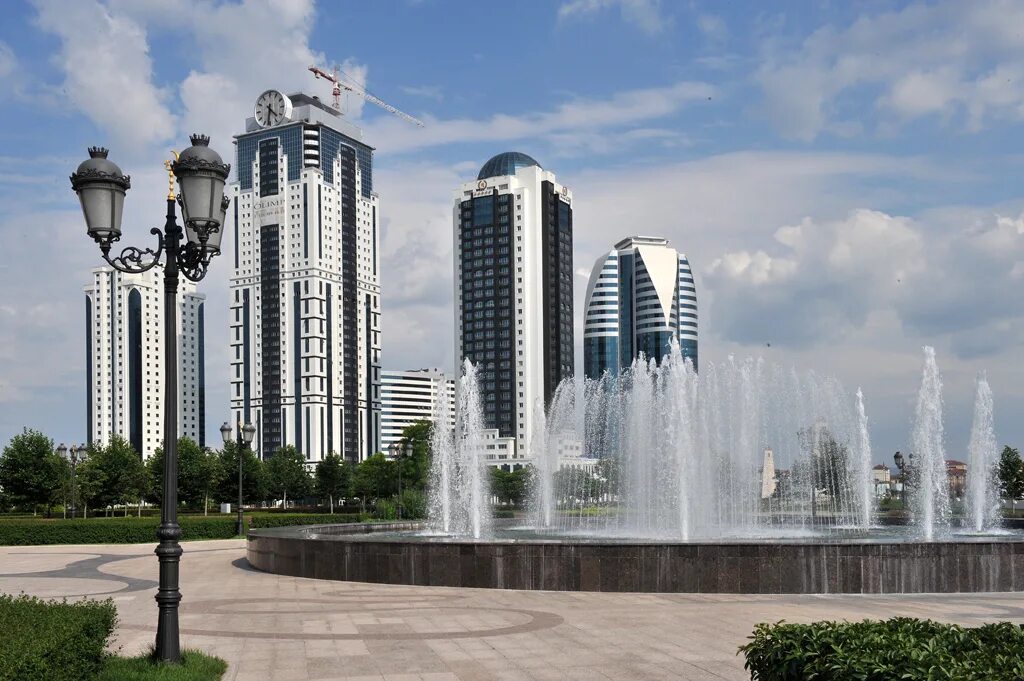 грозненское море фонтан. мечеть сердце чечни в грозном. светомузыкальный фонтан в грозном. чечня грозный фонтаны. волна грозный.