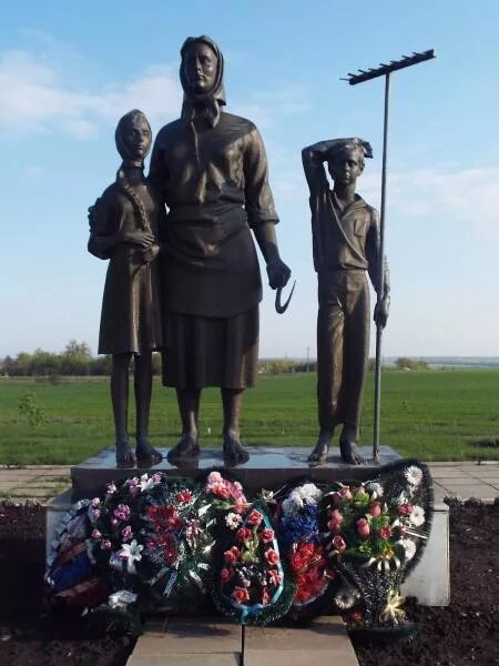 Памятник вдове и матери солдата Белгородская область. Памятник вдове и матери солдата Бобровы дворы Белгородской области. Памятник вдовы Губкин. Село Бобровы дворы Губкинский район. Памятник вдовам