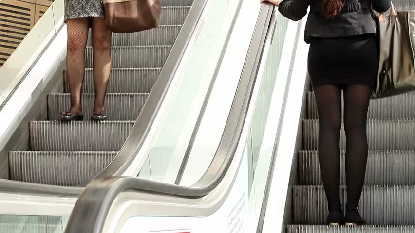 Юбки снизу видео. Девушки в юбках. Юбки снизу видео. Девушки в коротких мини юбках. Юбки снизу видео.