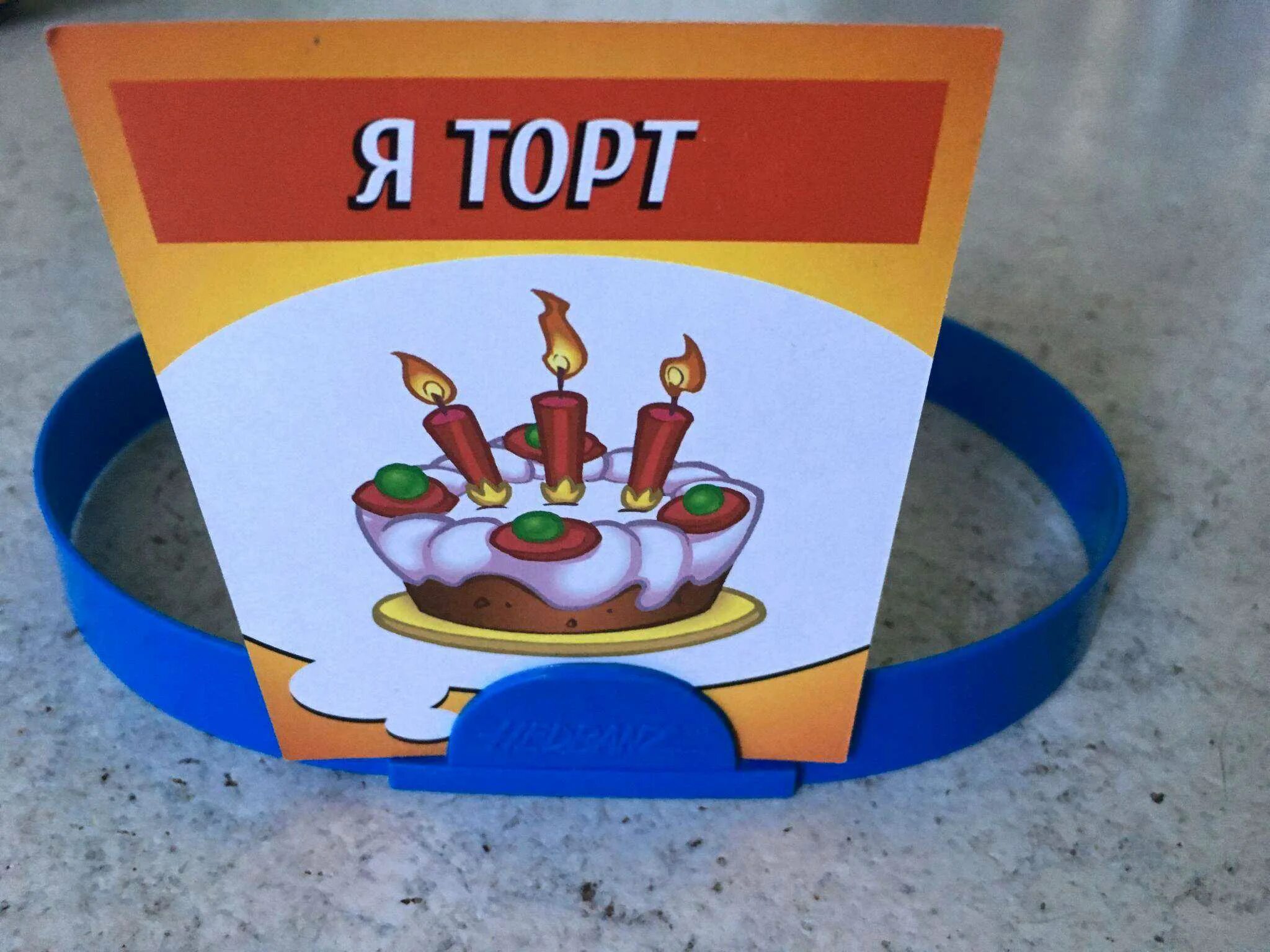 Как называется игра с карточкой на лбу. Игра угадай кто я. карточки для игры угадай кто. кто ты игра настольная. игра с карточками на голове.