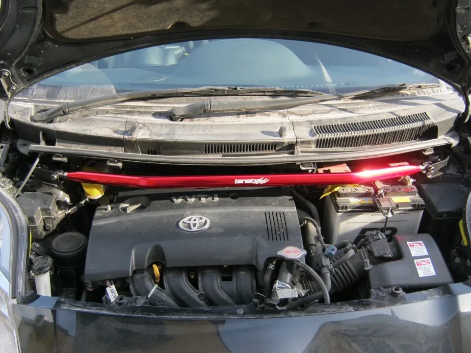 Двигатель тойота витц 1.3. Распорка Toyota Vitz. Распорка Тойота Витц 90. Toyota Vitz 1nz. Toyota Vitz 1.0 под капотом.