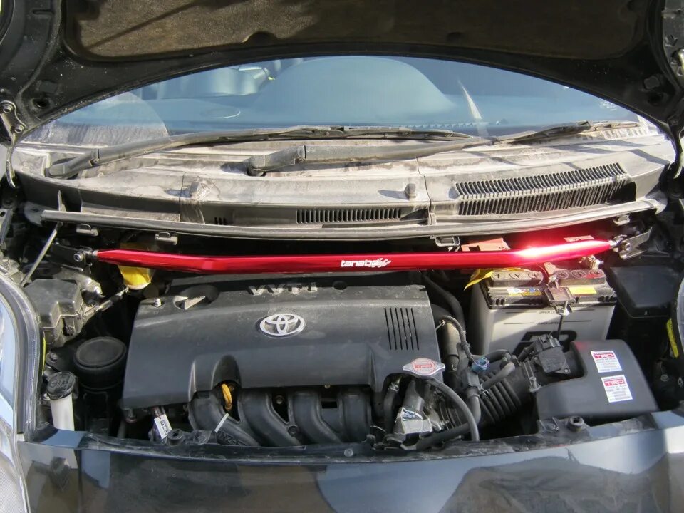 Toyota vitz какие двигатели. 1nz vitz. toyota vitz 1nz. 1nz fe под капотом. распорка vitz sco1”.