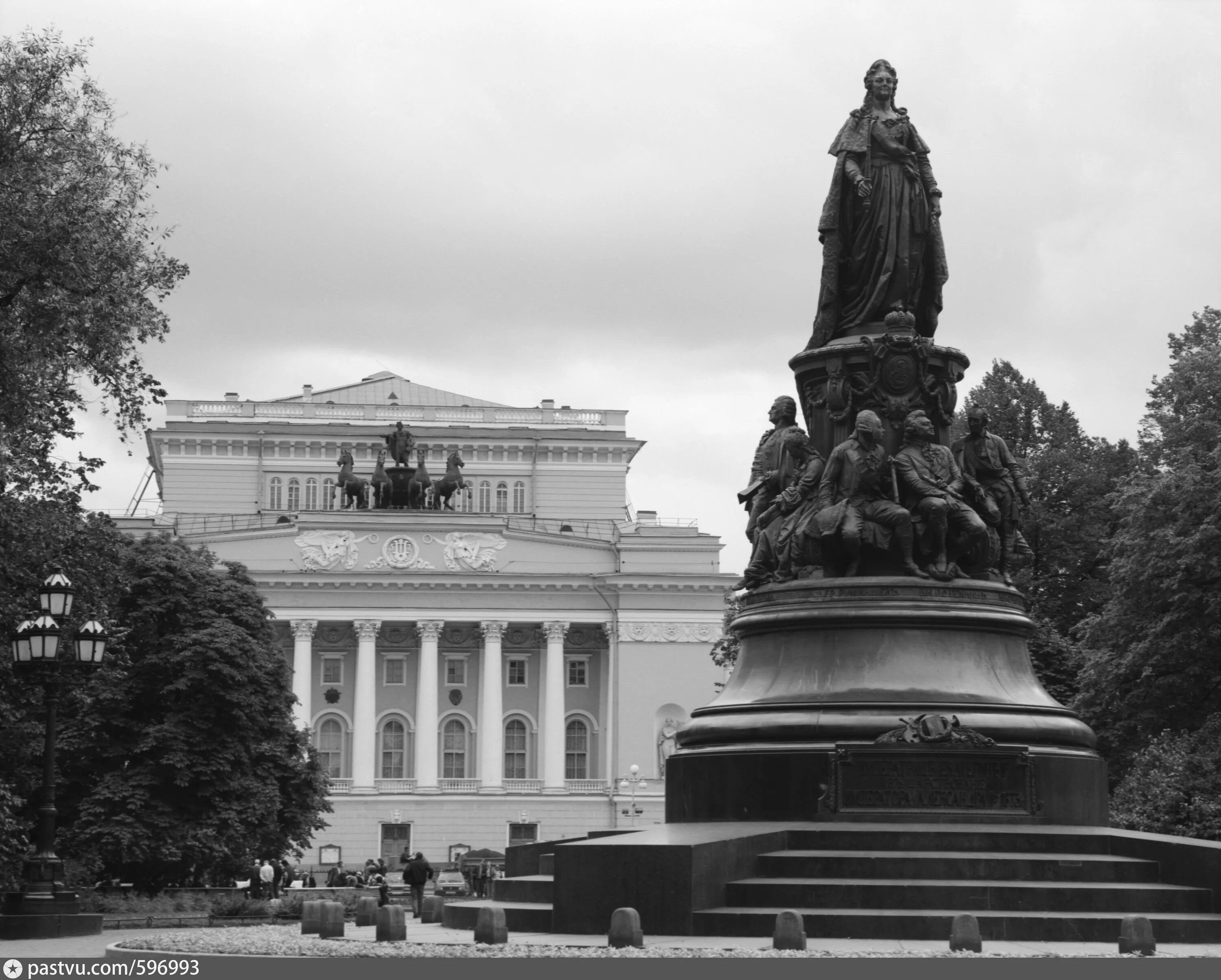 Скульптура екатерины ii. Александринский театр и памятник Екатерине в Петербурге. Памятник Екатерине в Санкт-Петербурге у Александринского театра. Санкт-Петербург Александрийский театр памятник Екатерине 2. Александринский театр и памятник Екатерине II.