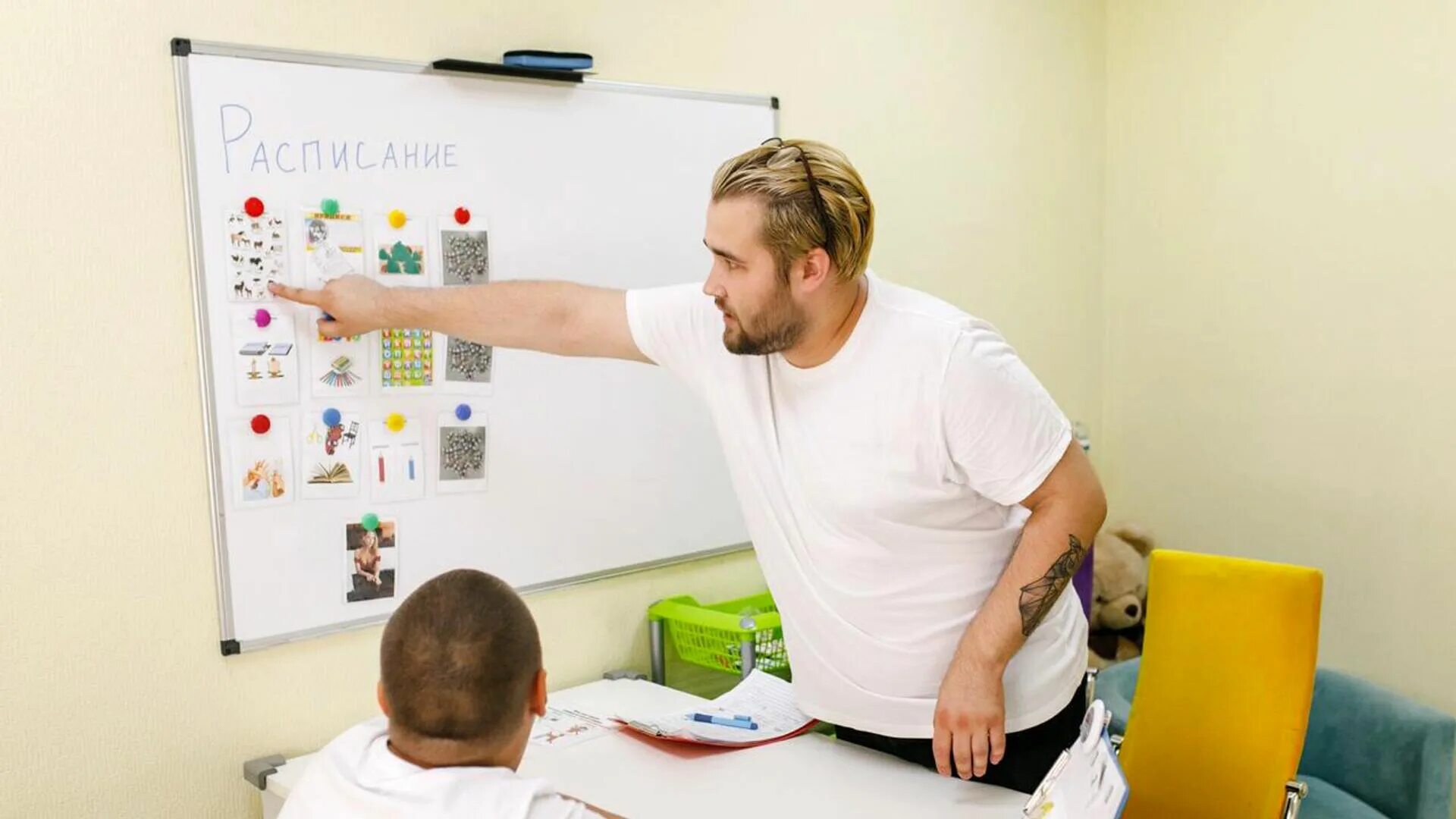 Aba терапия. Занятия для аутистов. Занятия с детьми аутистами. Психолог и ребенок аутист. Aba терапия для детей.