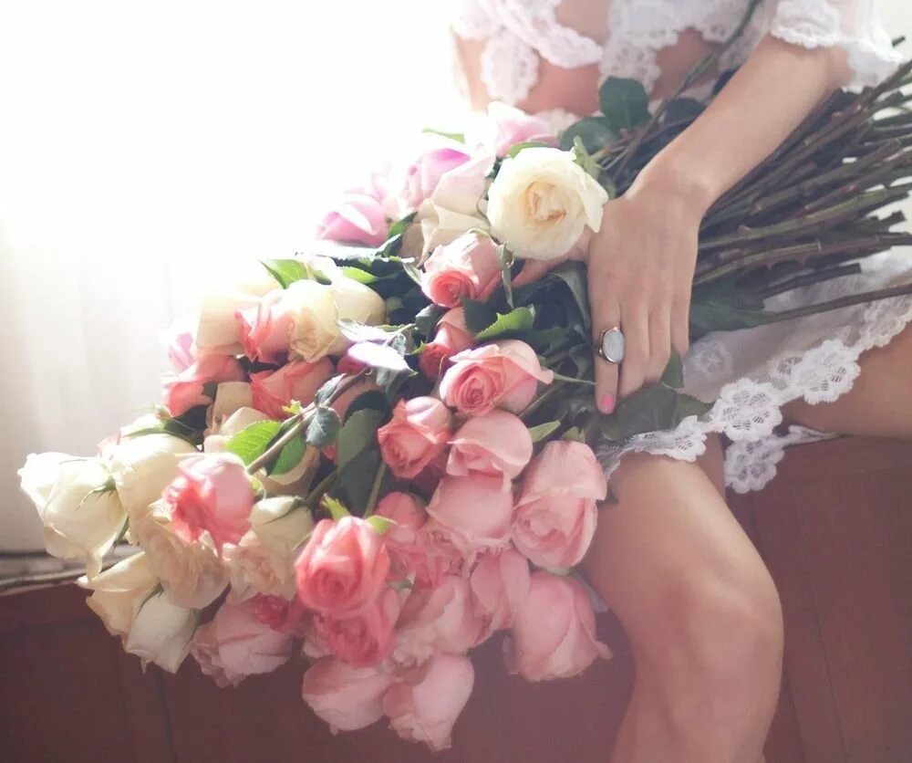Фото цветы в руках девушки без лица